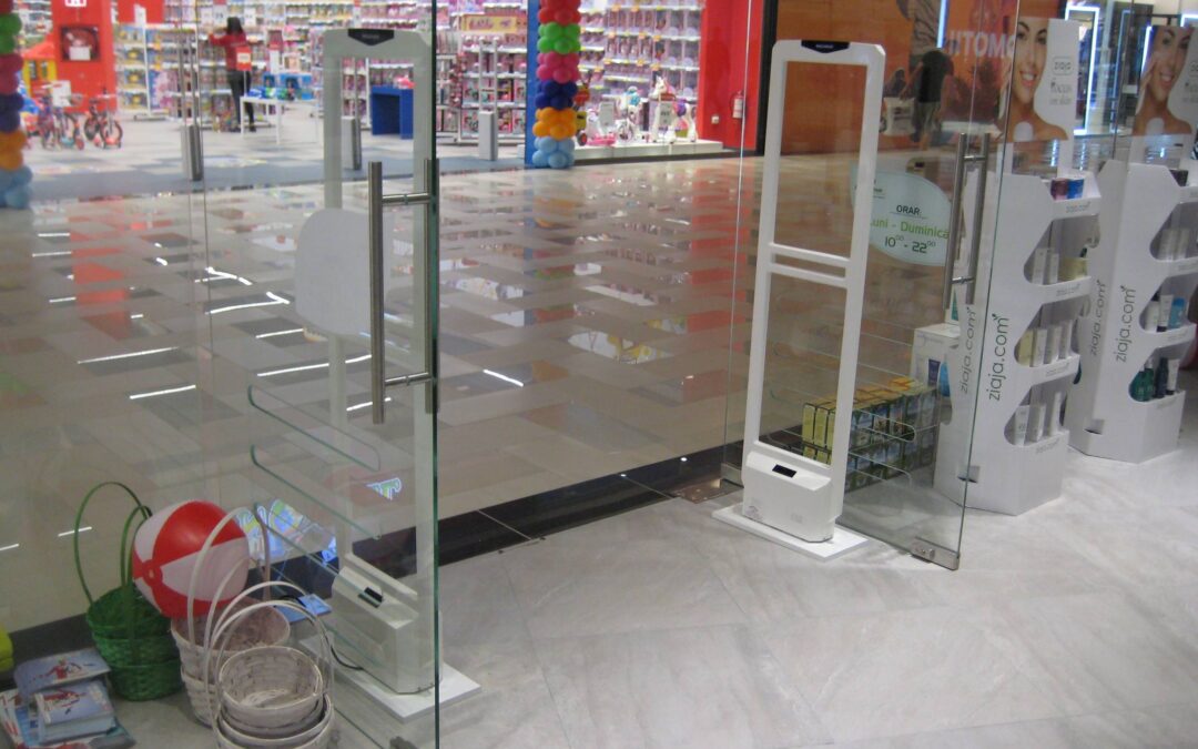 Lopásgátló kapu és áruvédelmi címke rendszer üzletben