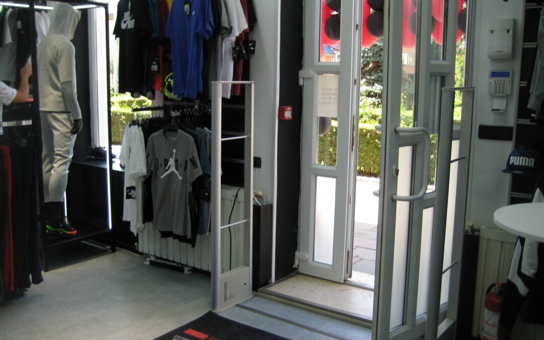 Lopásgátló kapu és áruvédelmi címke rendszer üzletben