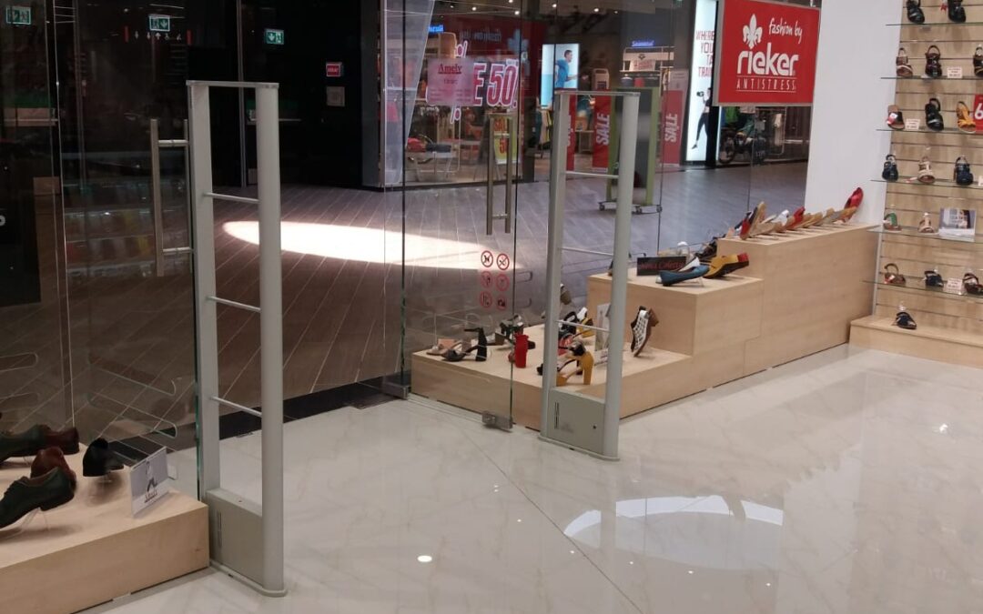 lopásgátló kapu és áruvédelmi címke rendszer üzletben